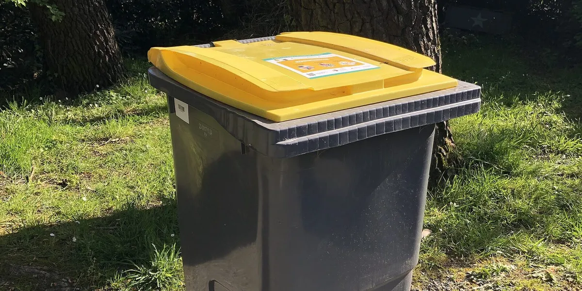 Bac de tri à couvercle jaune sorti pour la collecte