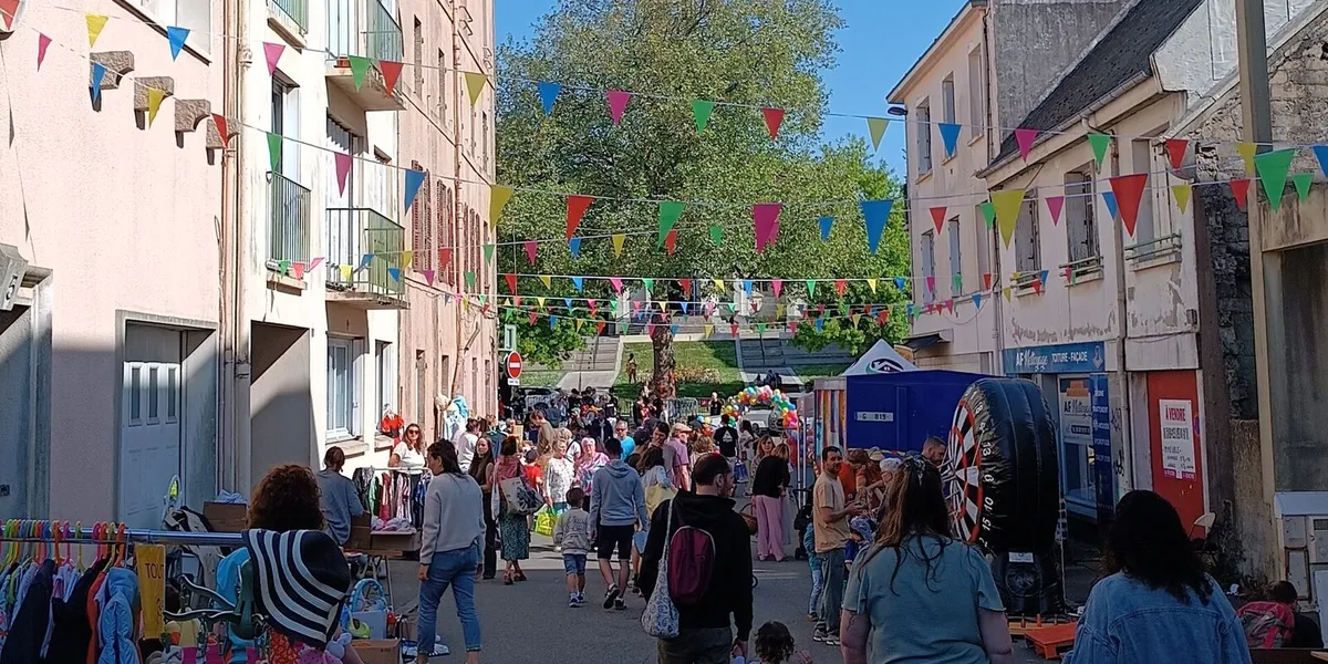 Rue fermée à la circulation pour une fête de quartier