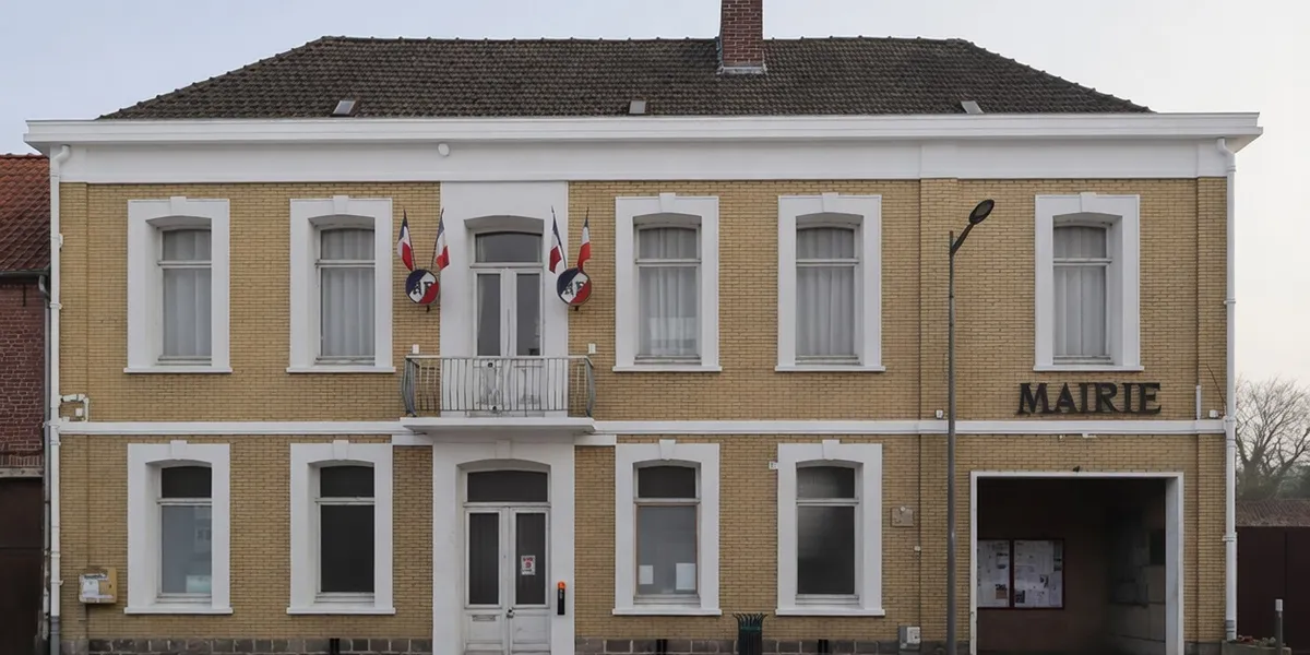 Façade de la mairie de Lewarde, fermée l’après-midi pendant les vacances scolaires