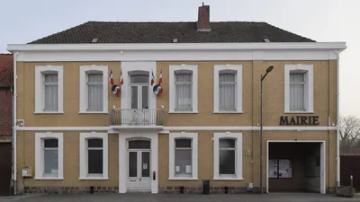 Façade de la mairie de Lewarde, fermée l’après-midi pendant les vacances scolaires